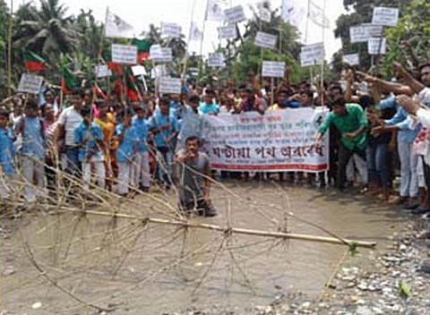 বাক্সা জিলাৰ কেইবাটাও গুৰুত্বপূৰ্ণ পথৰ দুৰৱস্থা: হাৰাশাস্তিৰ সন্মুখীন স্থানীয় লোক