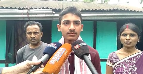 দৰিদ্ৰতাক নেওচি ৯৫.৮ শতাংশৰে উৰ্ত্তীৰ্ণ বিশ্বনাথৰ ৰকী চাহু: উচ্চ শিক্ষাৰ দায়িত্ব ল'লে মন্ত্ৰী ৰঞ্জিত দত্তয়ে