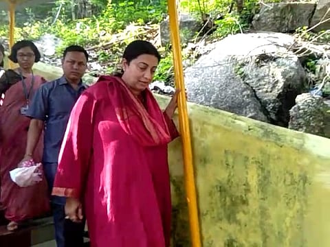 লোকসভা নিৰ্বাচনত জয়ী হৈ মা বগলা মন্দিৰত আশীষ ল'লে স্মৃতি ইৰানীয়ে