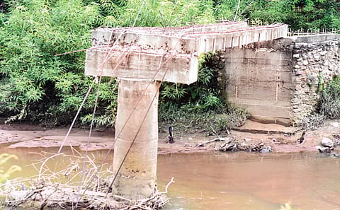 অসম্পূৰ্ণ দলং নিৰ্মাণ কাম: অসুবিধাৰ সন্মুখীন স্থানীয় ৰাইজ