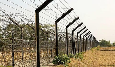 ৩,২৭৬.৮০ টকা উৎকুচ দি সীমান্ত পাৰ হৈ অহা বাংলাদেশীক আটক