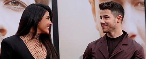 বলীউডৰ অভিনেত্ৰী প্ৰিয়াংকা চোপ্ৰা উপস্থিত জ’নাছ ভাতৃৰ অনুষ্ঠানতঃ ৰোমান্টিক ভাৱে প’জ দিলে জ’নাছ দম্পতীয়ে