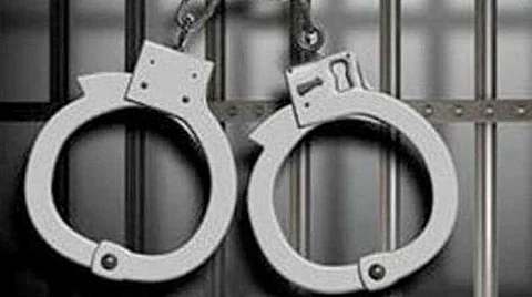 চুম্বন কৰি ৰঙা ঘৰলৈ যুৱক:কিন্তু মহিলাক নে পুৰুষক?