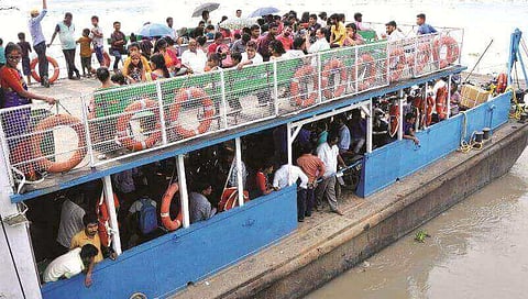 জলস্তৰ হ্ৰাস পোৱাৰ পিছত পুনৰ গুৱাহাটীত ফেৰী সেৱা আৰম্ভ