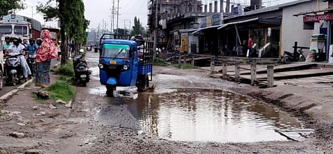 ৰাষ্ট্ৰীয় ঘাইপথৰ সংলগ্ন উপ-পথ সমূহৰ দুৰৱস্থা: জৰুৰী মেৰামতিৰ প্ৰয়োজন
