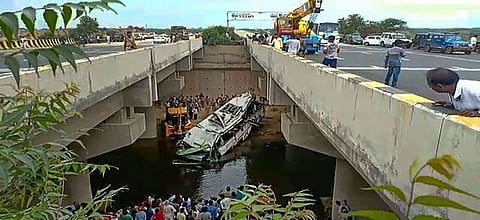 দিল্লীৰ সমিপত যমুনা এক্সপ্ৰেছৱেত ভয়াবহ পথ দুৰ্ঘটনা: ২৯ জন নিহত