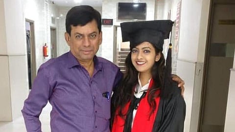 একেখন মহাবিদ্যালয়তে শিক্ষা গ্ৰহণ মুম্বাইৰ পিতৃ আৰু কন্যাৰ