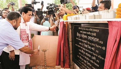তিনিচুকীয়াত মুখ্যমন্ত্ৰী সোনোৱালৰ উৰণীয়া সেতুৰ আধাৰশিলা স্থাপন