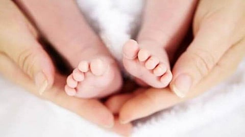 এটি নৱজাত শিশুক চাবলৈ জনসাধাৰণে ভিৰ কৰিছে চিকিৎসালয়ত:উপায়ন্তৰ চিকিৎসক