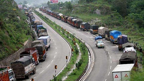 এইবাৰ যান বাহন আইন উলংঘা কৰি ট্ৰাক চালকে দিলে ২,০০,৫০০ টকাৰ জৰিমনা