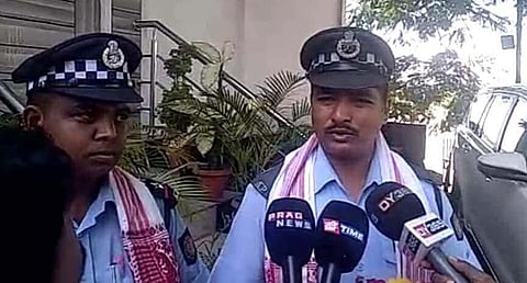 হাতত ঝাড়ু লৈ পথ চাফা কৰা যান–বাহন আৰক্ষীৰ বিষয়াক সম্বৰ্ধনা জনালে আৰক্ষী আয়ুক্তই