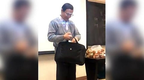 এখন বিশ্ববিদ্যালয়ৰ অধ্যাপকে প্ৰতি সপ্তাহে আনে লৰা ছোৱালীৰ বাবে পুতলা