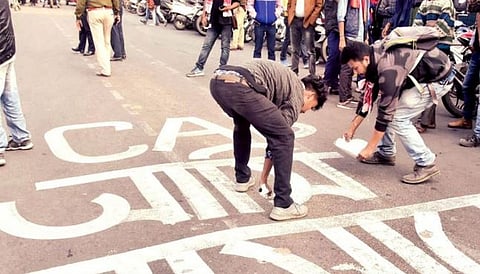 হিংসাত্মক কাৰ্য আৰু জুই সংযোগ কৰা লোকৰ বিৰুদ্ধে ভিডিঅ' সংগ্ৰহ আৰক্ষীৰ
