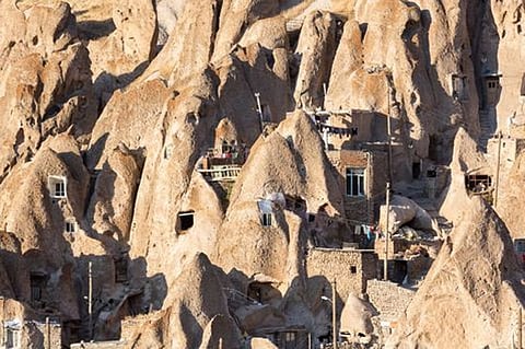 এটা ১০ হাজাৰ বছৰীয়া পুৰণি গুহা, য'ত এতিয়াও বাস কৰে মানুহে