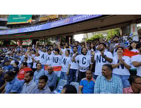 কা-এন আৰ চি-এন পি আৰ ৰ বিৰুদ্ধে মুম্বাইত ক্ৰিকেট খেলৰ মাজতে ছাত্ৰৰ প্ৰতিবাদ