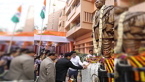 কলকাতাত মুখ্যমন্ত্ৰী সৰ্বানন্দ সোণোৱালে উন্মোচন কৰে সাহিত্যৰথী লক্ষ্মীনাথ বেজবৰুৱাৰ প্ৰতিমূৰ্ত্তি