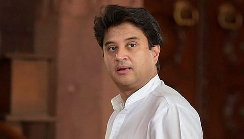 গভীৰ সংকটত মধ্য প্ৰদেশত কংগ্ৰেছ চৰকাৰ, ২১ বিধায়কসহ বিজেপিলৈ জ্যোতিৰাদিত্য