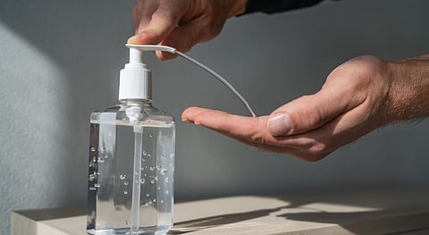 ক’ৰ’না প্ৰতিৰোধঃ উত্তৰ-পূবৰ বাবে ৫ কোটি ছেনিটাইজাৰ উৎপাদন-বিতৰণ আৰম্ভ