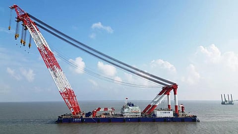 Erhang Zhuoyue – New Chinese crane vessel for bridge construction and turbine installation work