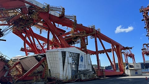 The collapsed gantry crane