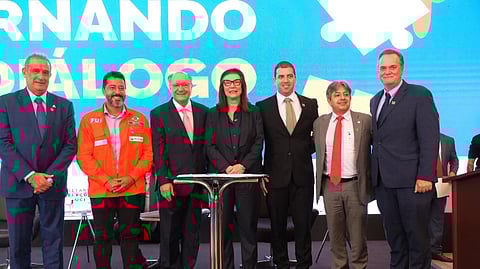 The signing ceremony of the contracts was attended by Sergio Bacci (president of Transpetro); Deyvid Bacelar (general coordinator of FUP); Geraldo Alckmin (Vice President of the Republic); Magda Chambriard (president of Petrobras); Ugo Alvarenga Fernandez y Fernandez (executive director of Bram Offshore); Carlos Eduardo Pereira (president of Starnav); and Claudio Schlosser (executive director of Logistics, Commercialization and Markets at Petrobras)