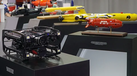 A Talisman-S ROV (left) and a scale model of an Amulet-S AUV