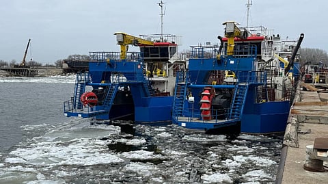 Mooring tests begin on new Russian sand dredger