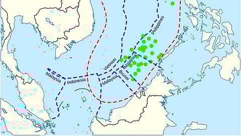 China's maritime claim (red) and UNCLOS exclusive economic zones (blue) in the South China Sea