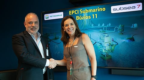 Subsea7 Commercial Director, James Philip Kettle, and Petrobras' Director of Engineering, Technology and Innovation, Renata Baruzzi, celebrate the signing of a contract for the Búzios 11 Project