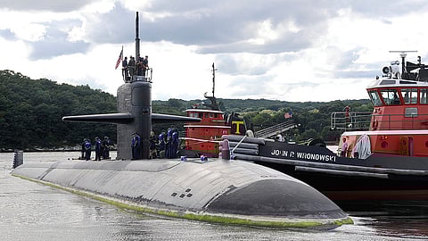 The US Navy Los Angeles-class submarine USS Helena gets underway from Submarine Base New London, Connecticut, August 31, 2009.
