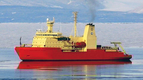 Nathaniel B. Palmer in Antarctica's McMurdo Sound