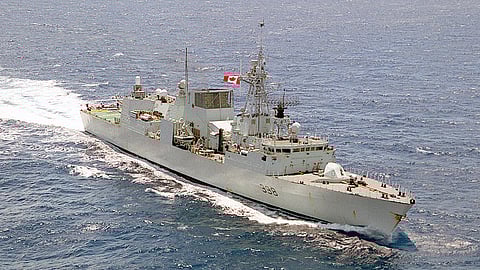 The Canadian Forces Halifax-class frigate HMCS Winnipeg underway in the Pacific Ocean, March 26, 2001