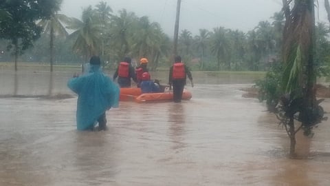 Solok City BPBD officers evacuate flood-affected residents