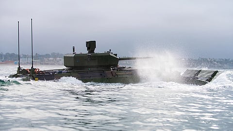 Amphibious combat vehicle