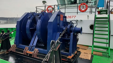 Winch fitted on a tug