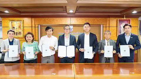 Representatives of Marsun Shipyard, the Thai Shipbuilding and Repairing Association, and other local companies at the MOU signing