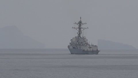 US warship enters the Strait of Hormuz to prepare for mine sweeping operations, April 2026
