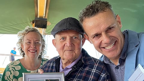 Peter Morris (centre), former Minister of Transport of Australia