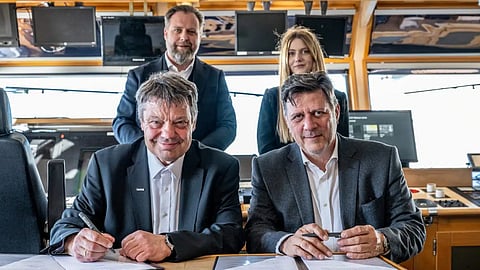Thomas Keupp, Chief Sales Officer at TKMS (seated left), and Miltiadis Varvitsiotis, CEO of Skaramangas Shipyards, following the signing of the MLU agreement