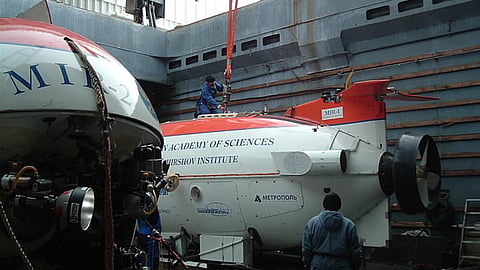 The research submersibles Mir-1 and Mir-2