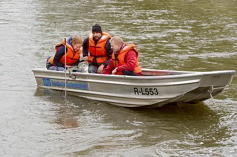 Dr. Müller, Dr. Pander, and Professor Geist using side-sonar to cartograph the habitat of the fish (Photo: TUM)