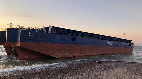 Alfons Håkans tugs refloat grounded barge in Latvia