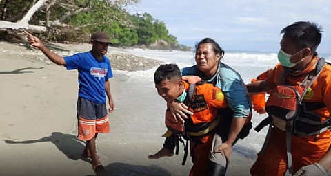 Basarnas personnel assisting one of the rescued crewmen from the sunken cargo vessel Surya Express (Photo: Basarnas)