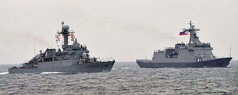 BRP Jose Rizal (right) as it departs for Philippine waters with the South Korean Navy corvette ROKS Seongnam providing escort (Photo: Philippine Navy)
