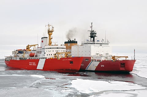The Canadian Coast Guard icebreaker CCGS Louis S. St-Laurent (left) ties up to the US Coast Guard cutter Healy in the Arctic Ocean, September 5, 2009. (Photo: US Coast Guard)