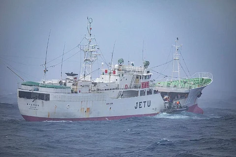 A rigid-hulled inflatable boat from HMAS Anzac takes on rescued Indonesian fishermen from the Japanese vessel Fukuseki Maru No 15 in the Indian Ocean, May 15, 2021. (Photo: Royal Australian Navy/Leading Seaman Thomas Sawtell)