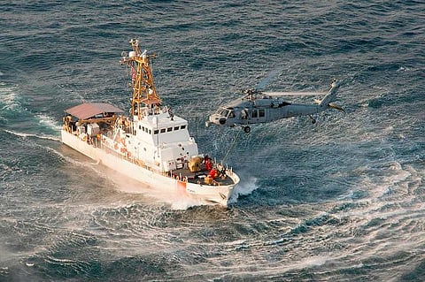 A US Navy MH-60S Seahawk of Helicopter Sea Combat Squadron 26, Detachment 1, conducts a vertical onboard delivery with the US Coast Guard cutter Maui off Bahrain, December 19, 2014. (Photo: US Navy/Mass Communication Specialist 1st Class Joan E. Jennings)