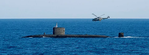 The Royal Navy Trafalgar-class nuclear submarine HMS Talent participates in a coordinated anti-submarine warfare exercise with a Royal Navy Westland Lynx HMA.8 helicopter in the Mediterranean Sea in October 2013. (Photo: US Navy/Mass Communication Specialist 2nd Class Amanda R. Gray)