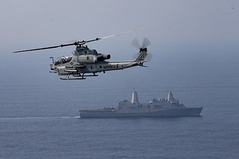 A US Marine Corps AH-1Z attack helicopter flies over the US Navy amphibious transport dock ship USS Somerset during La Perouse 2021 in the Bay of Bengal in an exercise designed to enhance cooperation in maritime surveillance and interdiction. (Photo: US Indo-Pacific Command/Brendan Mullin)