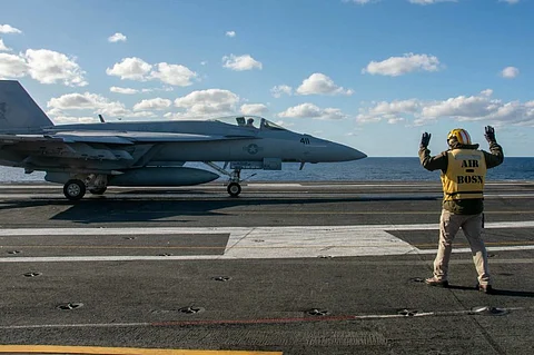 A US Navy F/A-18E Super Hornet strike fighter lands aboard the flight deck of the aircraft carrier USS Ronald Reagan in the Sea of Japan, October 5, 2022. (Photo: US Navy/Seaman Natasha Chevalier)